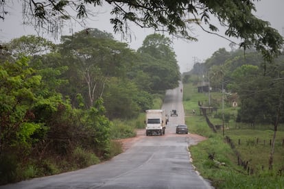 Vehículos transitando por la vía que conecta Tumero con localidades del Sur, en el municipio Sifontes del estado Bolívar (Venezuela). Estas comunidades serán las que voten por el Esequibo en disputa. 