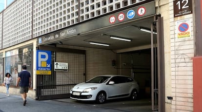 Entrada al parking de las Escuelas de San Anton en Madrid.