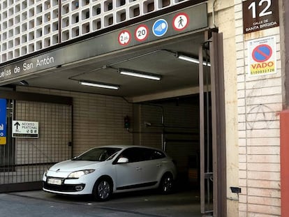 Entrada al parking de las Escuelas de San Anton en Madrid.