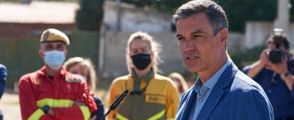 El presidente del Gobierno, Pedro Sánchez, durante su visita a las zonas afectadas por el último incendio de Ávila.