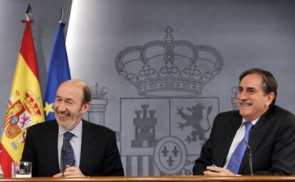 El vicepresidente, Alberto Pérez Rubalcaba, y el ministro de Trabajo, Valeriano Gómez, sonríen durante la rueda de prensa.