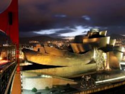 Vista nocturna del Museo Guggenheim Bilbao.