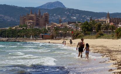 Varias personas disfrutan este sábado en una playa de Palma de Mallorca.