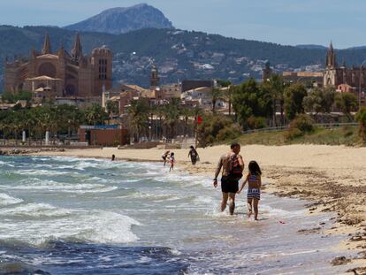 Varias personas disfrutan este sábado en una playa de Palma de Mallorca.
