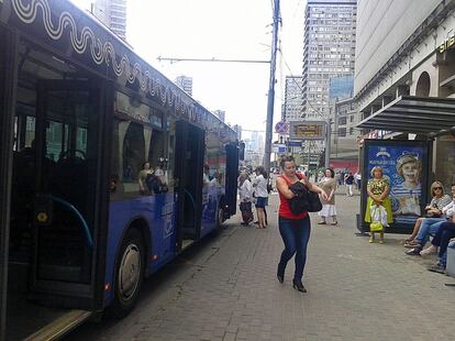 Moscú. Parada de autobús o trolebús en la calle Novi Arbat.