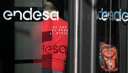 Una protesta contra la pobreza energ&eacute;tica en la sede de Endesa. 