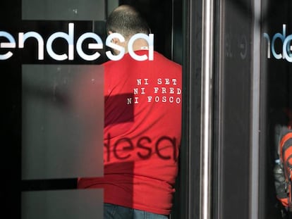 Una protesta contra la pobresa energètica a la seu d'Endesa.