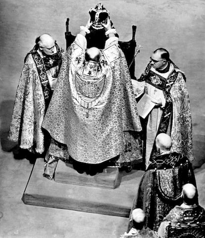 La coronación de Isabel II en 1953 fue profundamente religiosa y supuso un impulso moral en los duros años de la posguerra, ya que millones de personas de todo el mundo celebraron el día histórico.