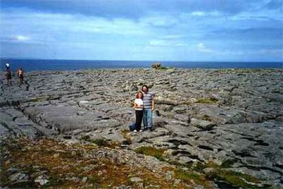 La autora, con su pareja, en Burren Park.