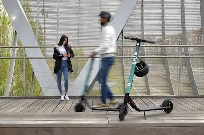 Una persona utiliza un patinete eléctrico de Seat.