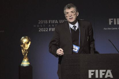 El presidente de la Federación Española, acompañado de la Copa del Mundo ganada en Sudáfrica, apeló en su discurso a la fibra sensible de los electores, recordando el tiempo que lleva en la FIFA.
