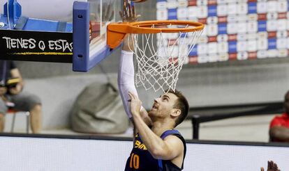 Víctor Claver encesta durante el partido amistoso contra Angola con el que arrancó la gira de preparación para los Juegos Olímpicos.