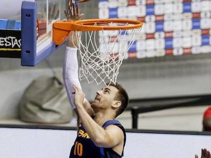 Víctor Claver encesta durante el partido amistoso contra Angola con el que arrancó la gira de preparación para los Juegos Olímpicos.