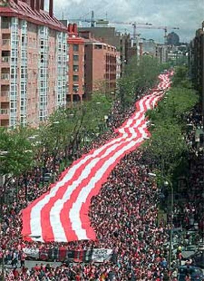 La bandera más grande del mundo, uno de los platos fuertes del centenario del Atlético de Madrid, fue fabricada por una empresa de Alcantarilla (Murcia) y se cosió y estampó en Onteniente (Valencia).