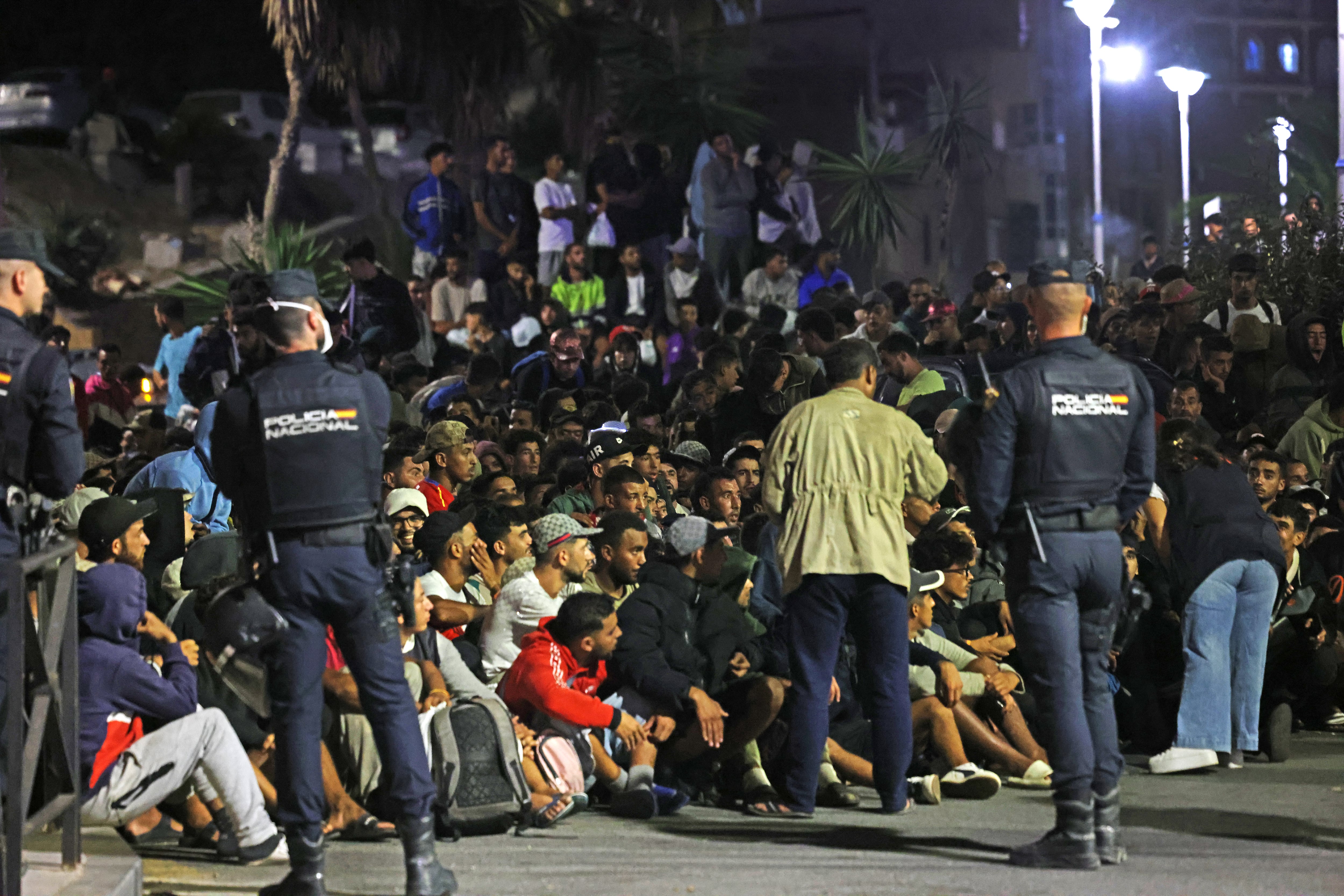 Crisis en Ceuta y actualidad política, en directo | La Policía organiza por grupos a los migrantes tras la estampida inicial en el traslado desde las playas al puerto de Ceuta