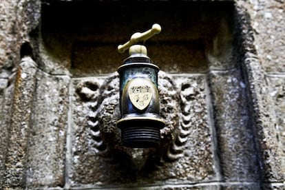 La entrada de acceso a la abadía del Mont Saint Michel cuesta 9 euros (niños gratis). Tras atravesar la sala de Guardias, el visitante sube la escalera del Grand Degré, que da acceso a las terrazas. En la imagen, un grifo que adorna el pasillo de subida a la planta superior de la abadía.