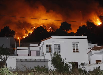 El fuego amenaza a unas viviendas en el municipio de Fuencaliente durante la jornada del sábado.