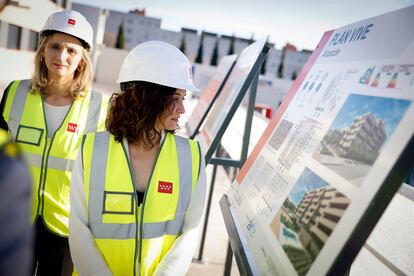 La presidenta de la Comunidad de Madrid, Isabel Díaz Ayuso, en una visita a las obras en el Plan Vive de Alcorcón.