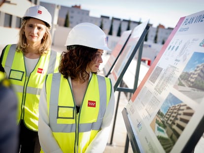 La presidenta de la Comunidad de Madrid, Isabel Díaz Ayuso, en una visita a las obras en el Plan Vive de Alcorcón.