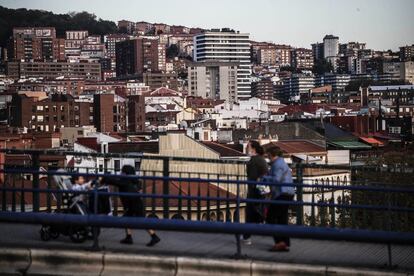 Vista de Bilbao desde el puente de la Salve.