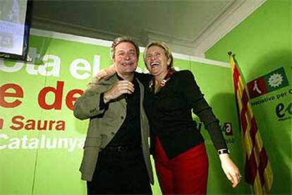 Joan Saura, con su compañera, Imma Mayol, en la sede de ICV.