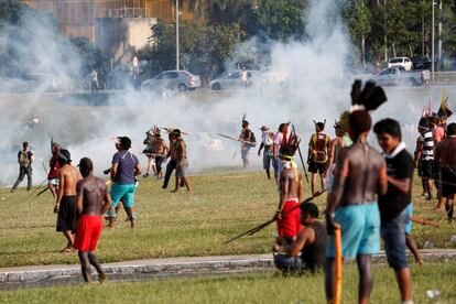 Centenas de indígenas de várias etnias protestaram em Brasília nesta quarta e foram reprimidos por agentes da policiais. Eles tentavam depositar caixões representando líderes do movimento mortos nos últimos anos no espelho d'água do Congresso e e tentaram ingressar na sede do Legislativo sem a autorização. Foram recebidos com bombas de gás lacrimogêneo e spray de pimenta.