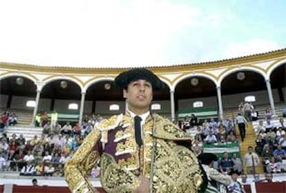 Francisco Rivera Ordóñez se dispone a iniciar el paseíllo en la plaza de Pozoblanco. PLANO MEDIO - ESCENA