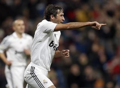 Raúl, tras marcar el gol del triunfo del Madrid sobre el Deportivo.