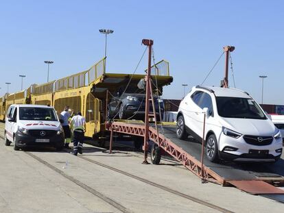 Entrada en el Puerto de Valencia del tren procedente de Zaragoza con coches de General Motors que es desviado por Tarragona debido al mal estado de la línea que atraviesa Teruel.