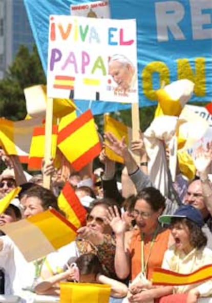 Miles de personas han recibido al Papa en el aeropuerto de Barajas con gritos tradicionales como "Juan Pablo II te quiere todo el mundo" y otros menos manidos como "Juan Pablo, campeón, te queremos mogollón".