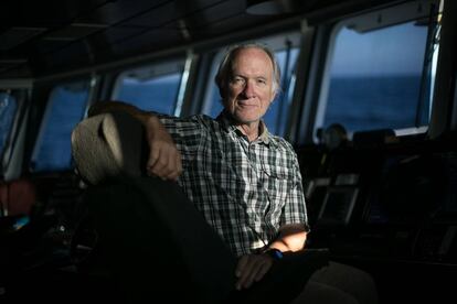 Joel Stewart, capitán del 'Rainbow Warrior', en el puente de mando del buque de Greenpeace.