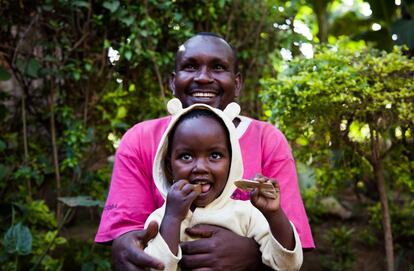 El tanzano Onesmo Sumari y su hija Bright. A Sumari le gusta estar informado sobre los precios de los productos agrícolas. “La TBC tiene una lista de precios para patata, maíz, arroz y judías”, dice. Es su referencia.