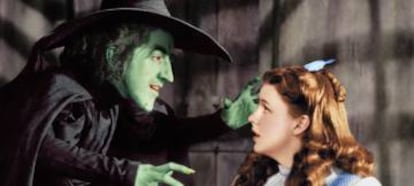 Margaret Hamilton y Judy Garland en El mago de Oz, de Victor Fleming.