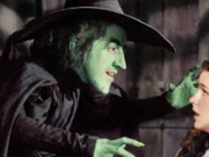 Margaret Hamilton y Judy Garland en El mago de Oz, de Victor Fleming.