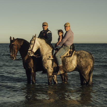 Ismael Casas y Samuel Esquivel, con sus caballos en la playa de Levante de La línea.