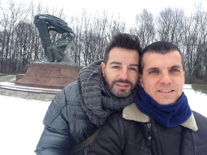 José Sanchet (izquierda) se hizo este 'selfie' frente al monumento al popular compositor y pianista polaco erigido en la capital de Polonia.