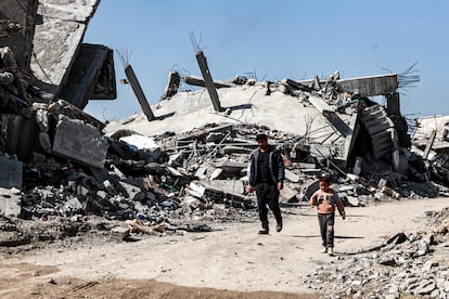 Un hombre y una niña caminan en medio de escombros en la localdiad de Beit Lahia, en el centro de la Gaza, este martes 18 de febrero de 2025.