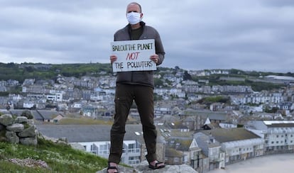 Un activista contra el cambio climático, durante una protesta, el pasado 4 de mayo, en la isla de St. Ives (Cornualles, Reino Unido).