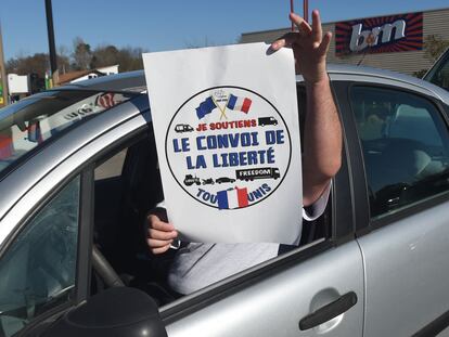 Un hombre sostenía el miércoles un cartel del "convoy de la libertad" desde su coche antes de partir de Bayona hacia París.