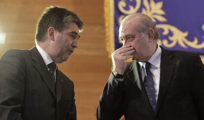 Jorge Fernández e Ignacio Cosidó, en un acto de la policía.
