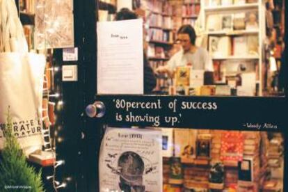 Cita de Woody Allen en la puerta de la librería Desperate Literature.