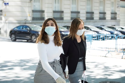 A la izquierda, la exasesora de Podemos, Dina Bousselham, a su llegada este lunes a la Audiencia Nacional.