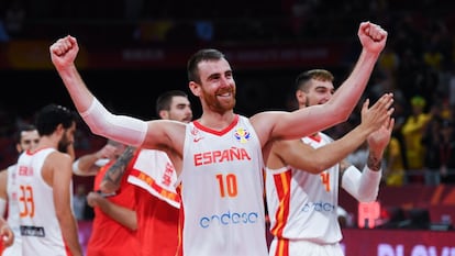 Víctor Claver celebra un triunfo de la selección española de baloncesto.