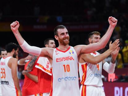 Víctor Claver celebra un triunfo de la selección española de baloncesto.