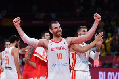 Víctor Claver (centro) celebra la victoria de España.