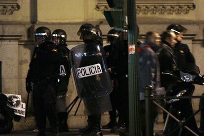 Tres personas fueron detenidas y varios policías resultaron heridos de carácter leve en los enfrentamientos.