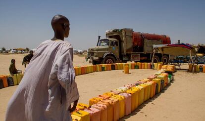 Un vecino de Kindjandji, en Níger, observa cómo uno de los camiones descarga agua para los refugiados.