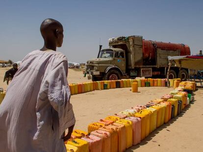 Un vecino de Kindjandji, en Níger, observa cómo uno de los camiones descarga agua para los refugiados.