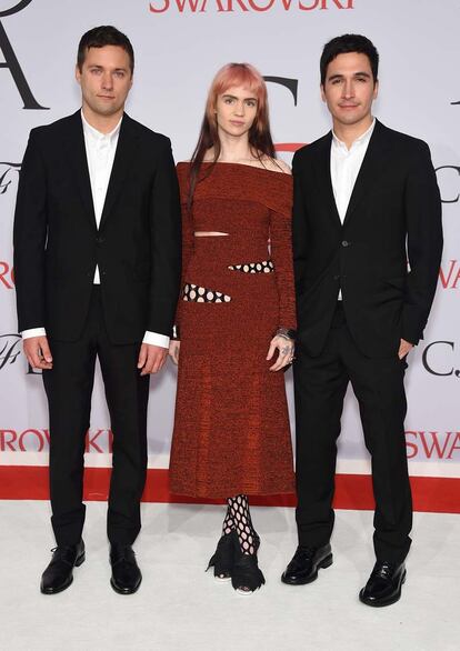 Lazaro Hernandez y Jack McCollough, directores creativos de Proenza Schouler, junto a la cantante Grimes.