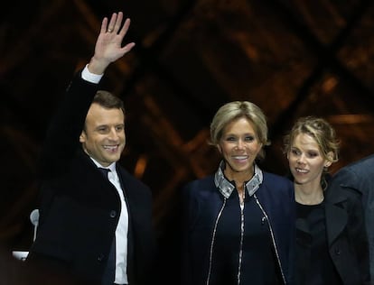 Emmanul Macron celebra su victoria en mayo de 2017 junto a su esposa, Brigitte, y la hija de esta, Tiphaine Auziere.